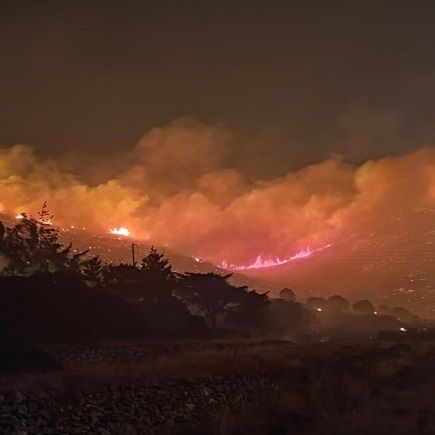 Φωτιά στην Πάρο: Συνεχείς αναζωπυρώσεις, κάηκαν 2 σπίτια - Ενισχύθηκαν οι δυνάμεις της Πυροσβεστικής