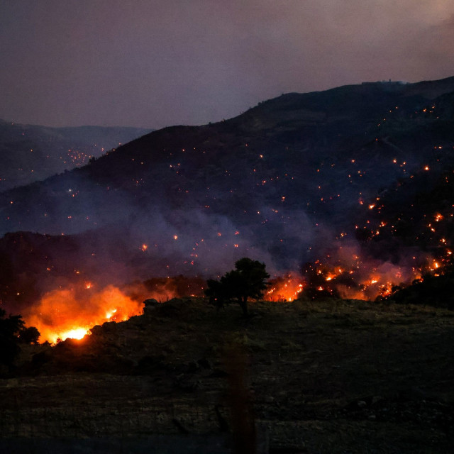 LIVEBLOG - Τρεις νεκροί πυροσβέστες και τρεις τραυματίες στη μάχη με τις φλόγες - Όλα τα μέτωπα