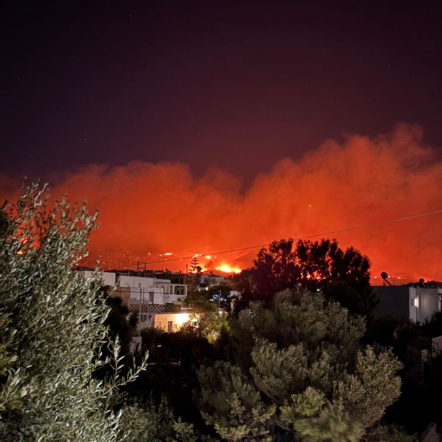 Φωτιά στην Πάρο: Νύχτα-κόλαση έζησε το νησί – Εκκενώθηκαν οικισμοί – Επιχειρούν ξανά τα εναέρια μέσα