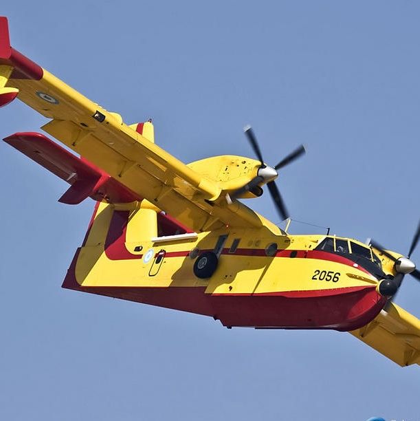 Ισπανία: Υποδοχή ήρωα σε Έλληνα πιλότο Canadair με «αψίδα νερού» - Βίντεο