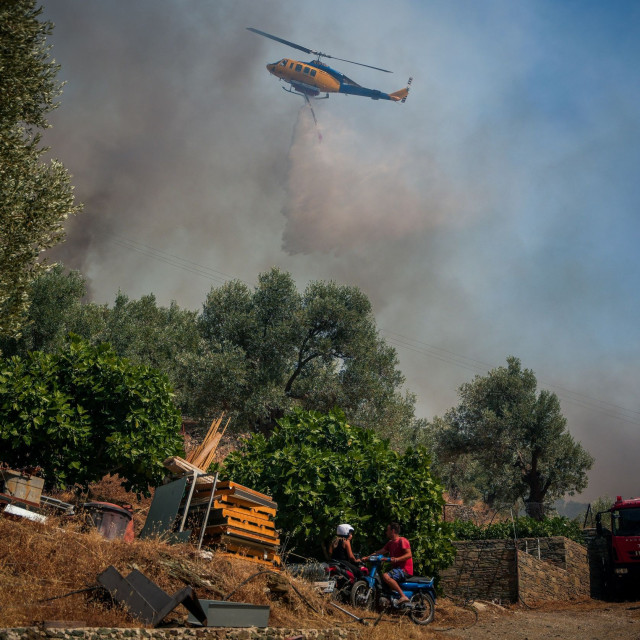 Φωτιά στο Πλωμάρι: Ήχησε το 112 για εκκένωση - Μαίνεται το πύρινο μέτωπο