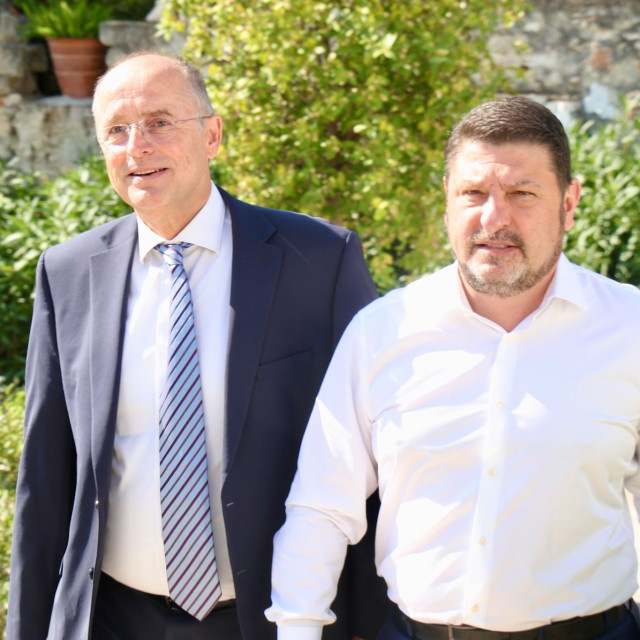 Υπεγράφη η σύμβαση κατασκευής του εσωτερικού δικτύου αποχέτευσης Παιανίας