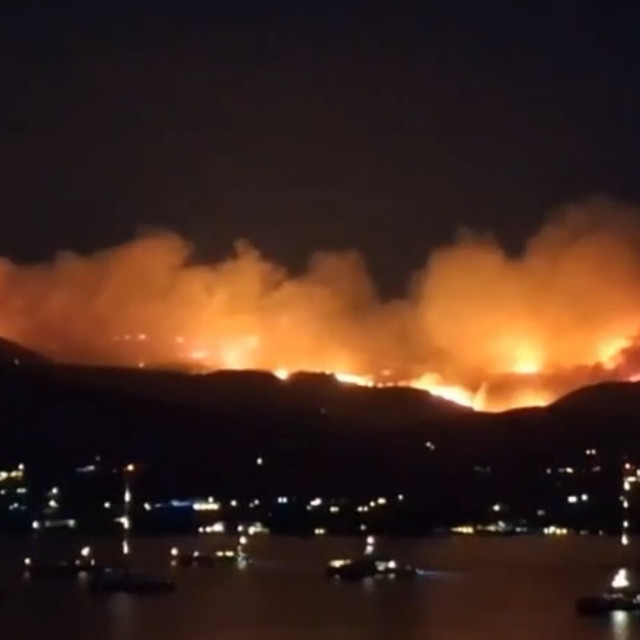 Φωτιά στην Πάρο: Μήνυμα από το 112 στην κοινότητα Αγκαιριάς