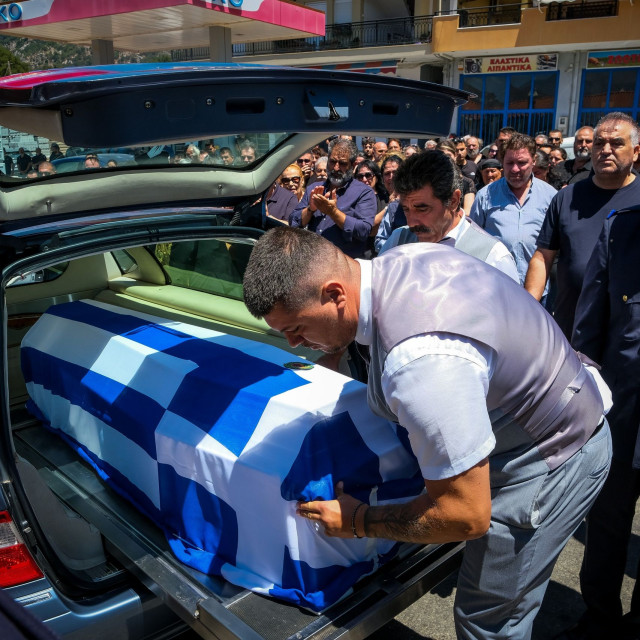 Ρέθυμνο: Άφατη θλίψη στην κηδεία του 25χρονου πυροσβέστη που έχασε τη ζωή του στη φωτιά