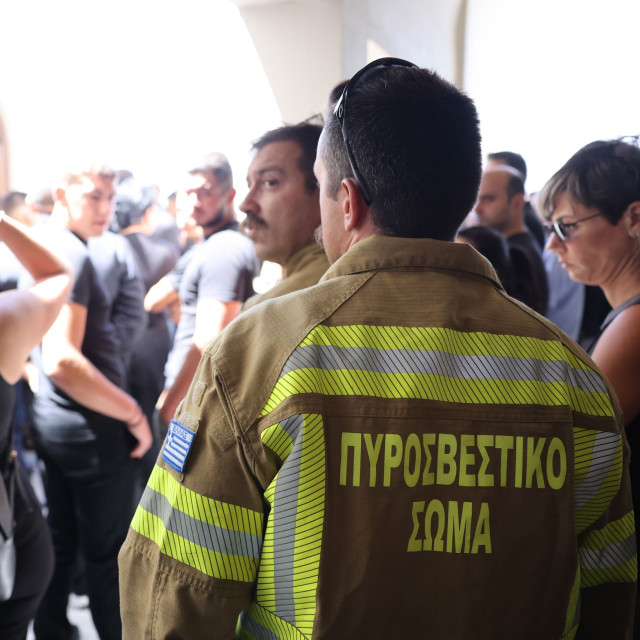 Ρέθυμνο: Άφατη θλίψη στην κηδεία του 25χρονου πυροσβέστη που έχασε τη ζωή του στη φωτιά