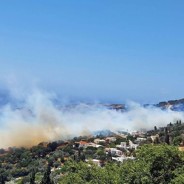 Φωτιά στην Άνδρο: Μηνύματα από το 112 για εκκενώσεις σε Παλαιόπολη και Κόλυμπο