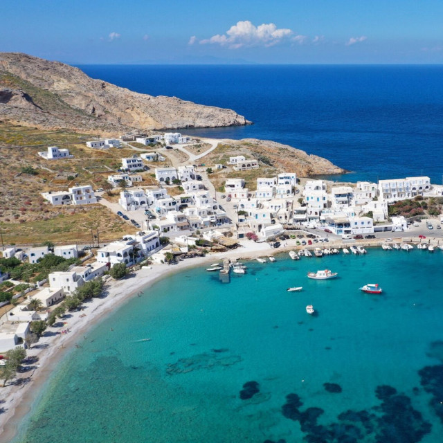 Φωτιά στην Πάρο: Χωρίς ρεύμα Φολέγανδρος και Σίκινος
