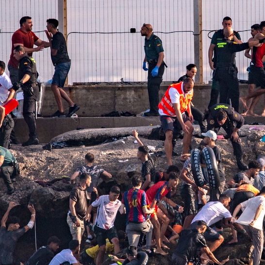 Η μεταναστευτικη κρίση στη Θέουτα δοκιμάζει τις σχέσεις Ισπανίας - Ιταλίας