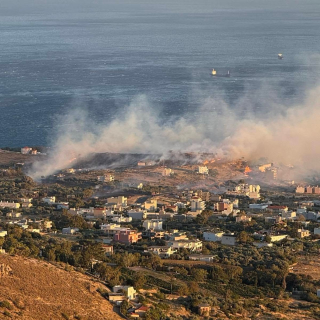 Φωτιά στην Κάρυστο: 112 για εκκένωση της Ανατολικής Επέκτασης