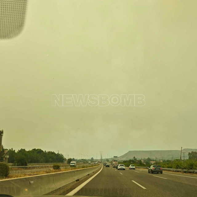 Πυκνοί καπνοί στην Αθηνών–Κορίνθου από τα ενεργά μέτωπα των πυρκαγιών