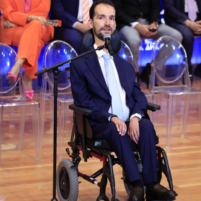 Στέλιος Κυμπουρόπουλος: Έπαθε κάταγμα στο γόνατο λόγω πτώσης από το αμαξίδιο