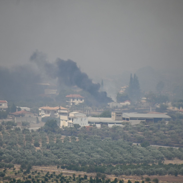 Φωτιά Αργολίδα: Κρίσιμες ώρες στα Φίχτια - Εκκενώθηκε το χωριό, στο νοσοκομείο δύο ηλικιωμένοι