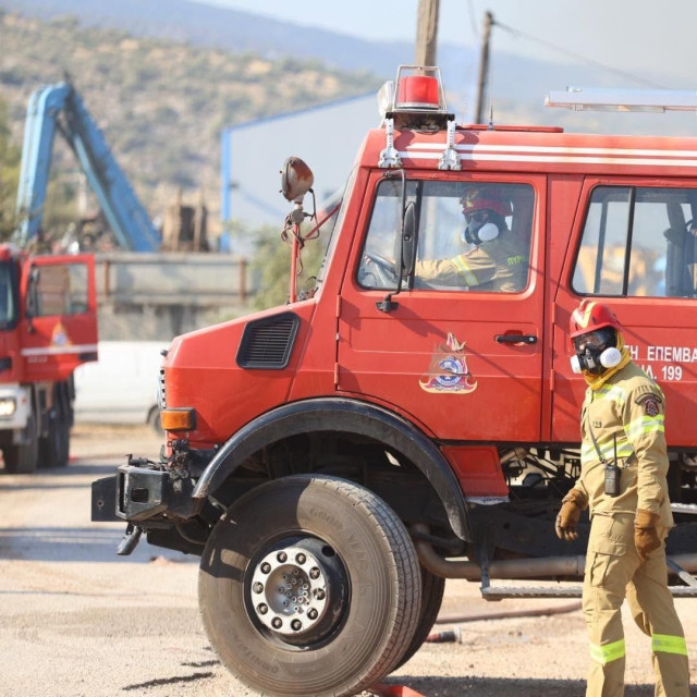 Φωτιά τώρα και επί της Λεωφόρου Λαυρίου: Νέος συναγερμός στην Πυροσβεστική