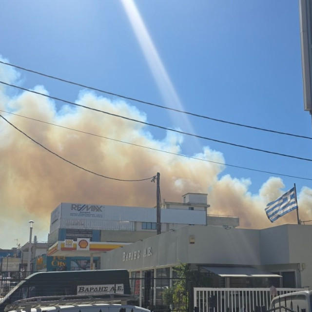 Φωτιά τώρα στην Περιφερειακή Αιγάλεω - Μήνυμα 112 για εκκένωση σε δύο οικισμούς του Χαϊδαρίου