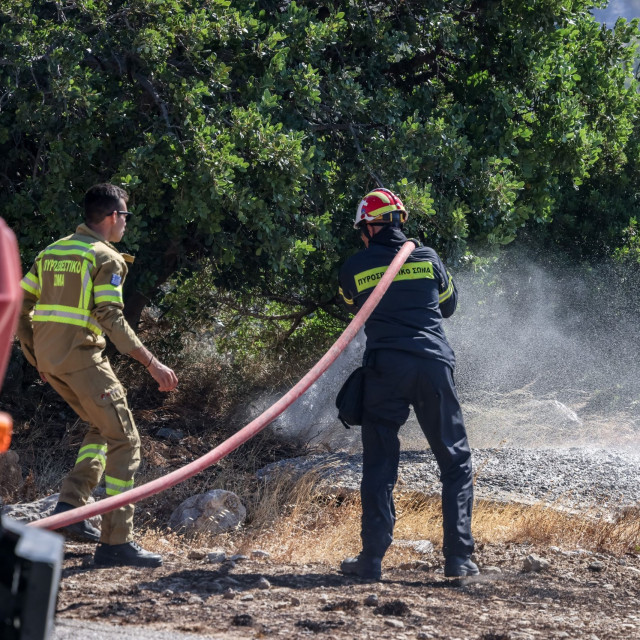 Φωτιά τώρα στην Κρήνη Φαρσάλων: Επιχειρούν και εναέρια μέσα – SMS από το 112