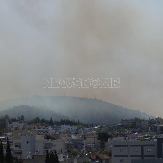 Φωτιά στο Ποικίλο Όρος: Εκκενώνεται το Ψυχιατρικό Νοσοκομείο Αττικής στο Δαφνί