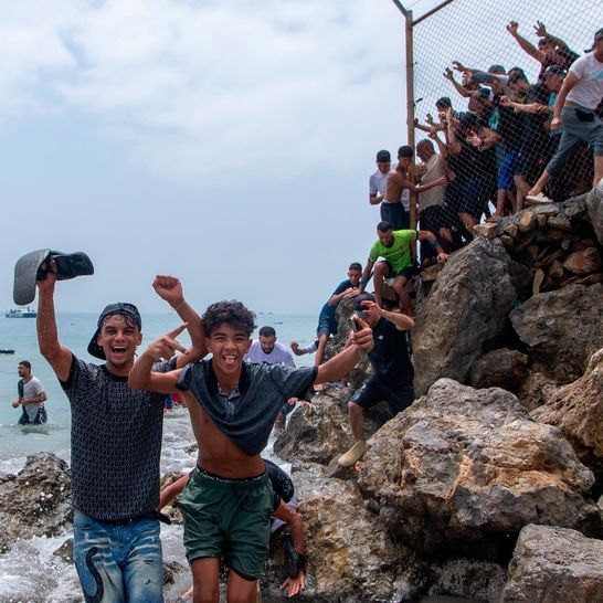 Μεταναστευτική κρίση στη Θέουτα: Συγκλονιστικές εικόνες και βίντεο από τη μαζική εισροή μεταναστών