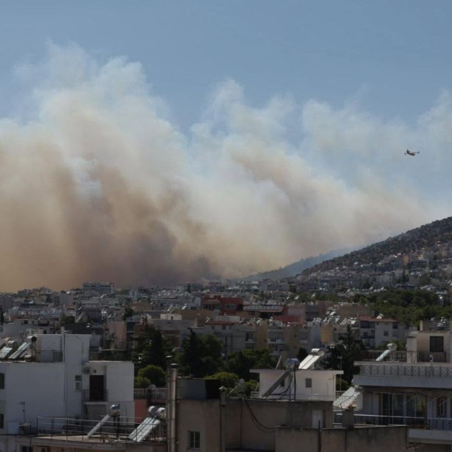 Φωτιά στο Ποικίλο όρος: 112 για εκκένωση στο Άνω Δάσος Χαϊδαρίου και στην Αφαία