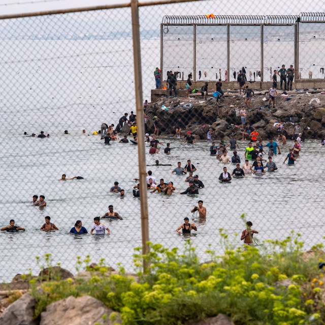 Μεταναστευτική κρίση στη Θέουτα: «Σάντσεζ, κάθαρμα, παραιτήσου» - «Θερμή» υποδοχή  στον πρωθυπουργό