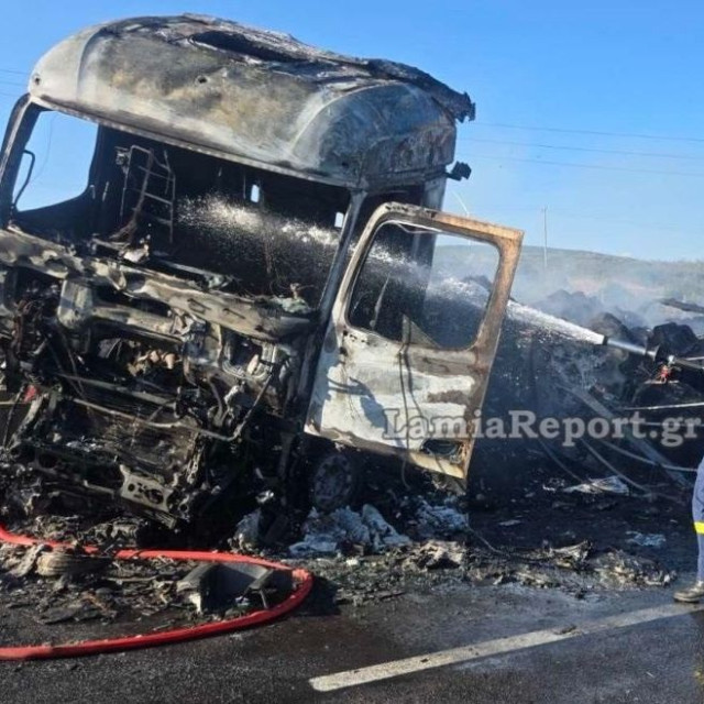 Σύγκρουση δύο φορτηγών στην Αθηνών-Λαμίας - Ένας νεκρός, κλειστή η εθνική και στα δύο ρεύματα