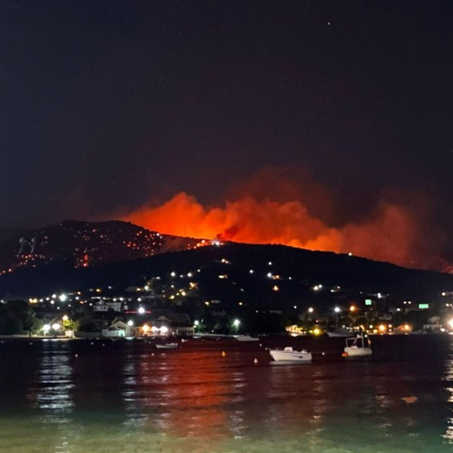 Συναγερμός για τη φωτιά στο Αίγιο: Μηνύματα του 112 και εκκενώσεις οικισμών