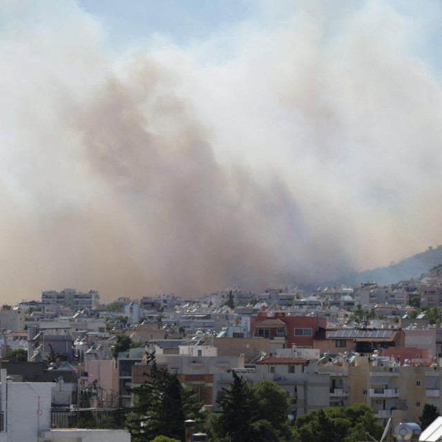 Φωτιά στη Δυτική Αττική:«Είχε εγκλωβιστεί κόσμος. Έχουν καεί πολλά σπίτια», είπε ο δήμαρχος Μάνδρας