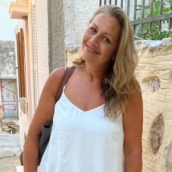 BBC: Βρετανίδα δασκάλα τσιμπήθηκε από τσιμπούρι στην Σύρο: «Ήμουν σε κώμα για 42 μέρες»