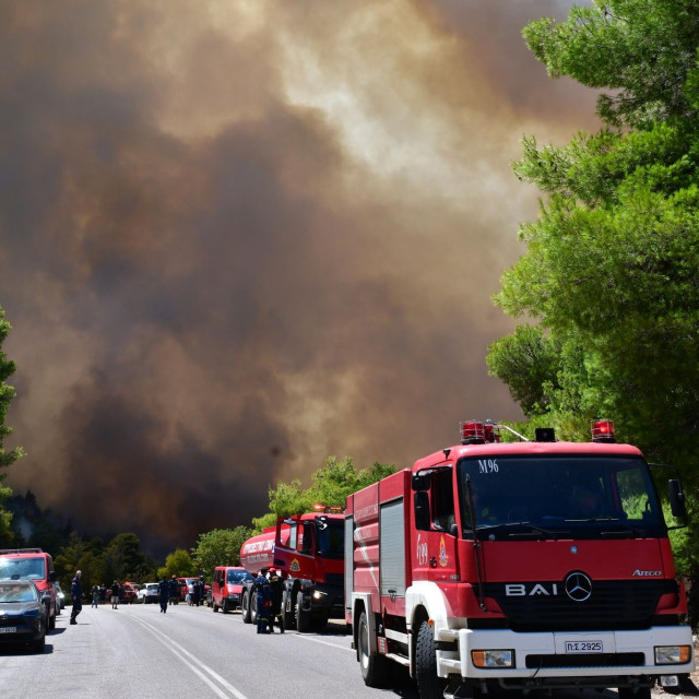 Φωτιά στη Βοιωτία: Τεράστια επιχείρηση με 500 πυροσβέστες - Συνδρομή από Γαλλία και Ρουμανία
