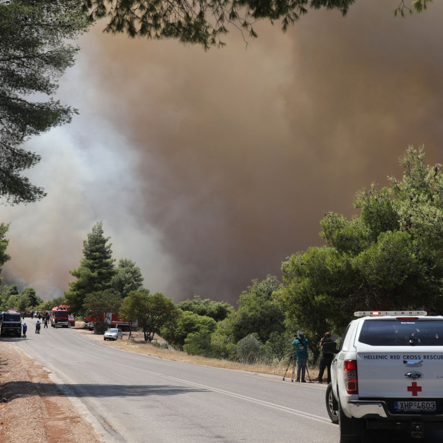 Πόρτο Γερμενό: Σε ισχύ παραμένουν οι εκτροπές οχημάτων λόγω της φωτιάς
