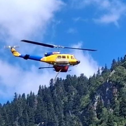 Φωτιά στα Άγραφα: Συγκλονιστικό βίντεο με ελικόπτερο να γεμίζει νερό από το ποτάμι