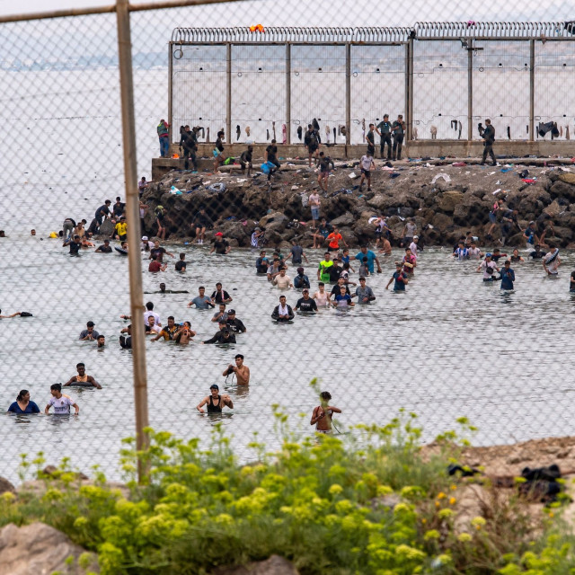 Ισπανία: Η κυβέρνηση εγκατέστησε πλωτό φράγμα μήκους 500 μέτρων στη Θέουτα