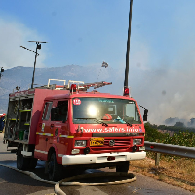 Γιατί αδυνατούν να επιχειρήσουν τα αεροσκάφη - Πύρινο τόξο στον Κιθαιρώνα, κρίσιμες ώρες για Βένιζα