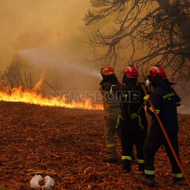 Φωτιά στην Αττικοβοιωτία: Καίγονται σπίτια στο Κρύο Πηγάδι - Μεγάλες αναζωπυρώσεις στα Βίλια