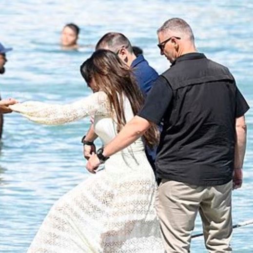 Daily Mail: Όταν η Κίμπερλι Γκίλφοϊλ παρά λίγο να πέσει στη θάλασσα στη Μύκονο