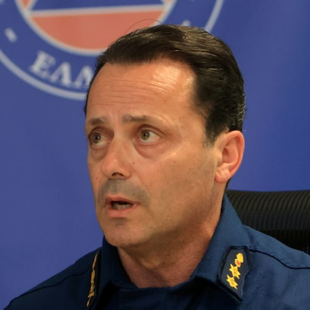 Αρτοποιός για φωτιά στη Δυτική Αττική: Βελτιωμένη εικόνα - Επιχειρούν 450 πυροσβέστες, 12 ελικόπτερα