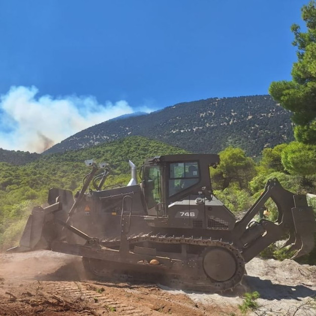 Φωτιά στα Βίλια: Στο έργο της κατάσβεσης συμβάλουν και επίγεια και εναέρια μέσα των Ενόπλων Δυνάμεων
