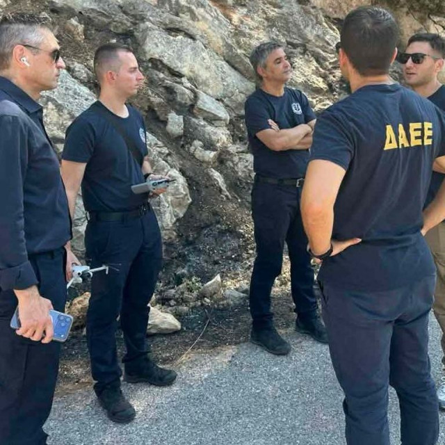 Αυτοψία του Ανακριτικού της Πυροσβεστικής στο σημείο πτώσης των δύο ελικοπτέρων στην Ψάθα