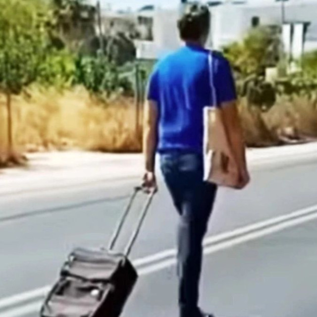 Πεζός στη Ρόδο περπατάει στη μέση του δρόμου προκαλώντας προβλήματα στους οδηγούς