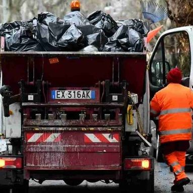 Δεν είναι απλά τύχη: Κέρδισε 1 εκατ. στο λαχείο, το πέταξε κατά λάθος και το βρήκε στα σκουπίδια