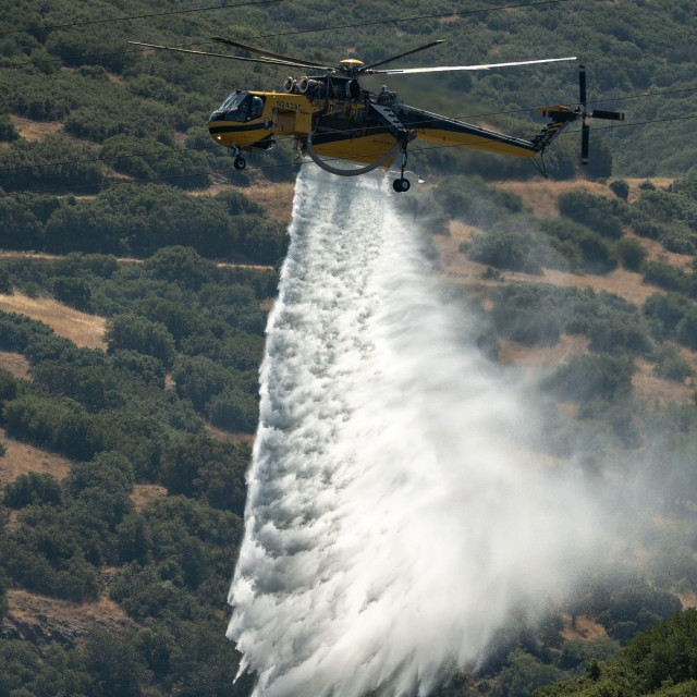 Φωτιά στη Δυτική Αττική: Ρίψεις νερού από 4 ελικόπτερα - Καλύτερη εικόνα με φόβους για αναζωπυρώσεις