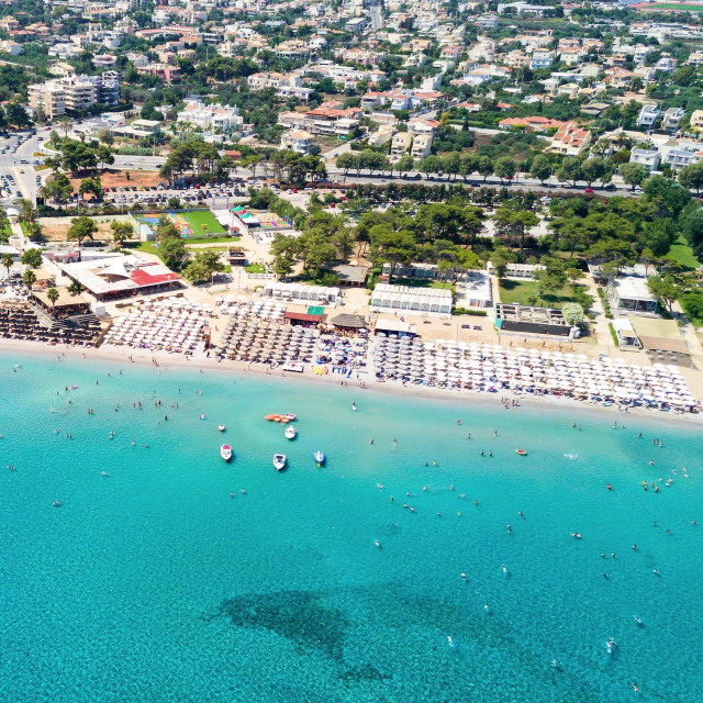 Ακριβά στοιχίζει η βουτιά:  Οι τιμές στις ξαπλώστρες σε γνωστές παραλίες της Ελλάδας
