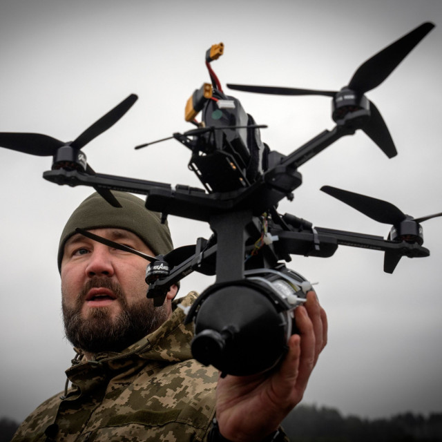 Drones οπτικών ινών: Η νέα τεχνολογία στην οποία οι στρατιώτες έπρεπε να προσαρμοστούν γρήγορα