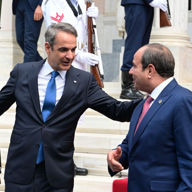 Τηλεφωνική επικοινωνία Μητσοτάκη - Σίσι: Έτοιμη να βοηθήσει για τις πυρκαγιές η Αίγυπτος