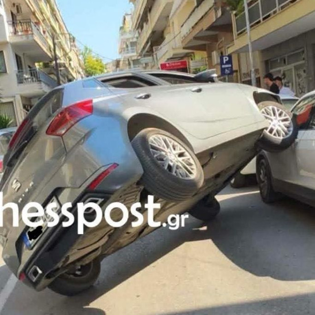 Απίστευτο τροχαίο στη Θεσσαλονίκη: «Απογειώθηκε» αυτοκίνητο