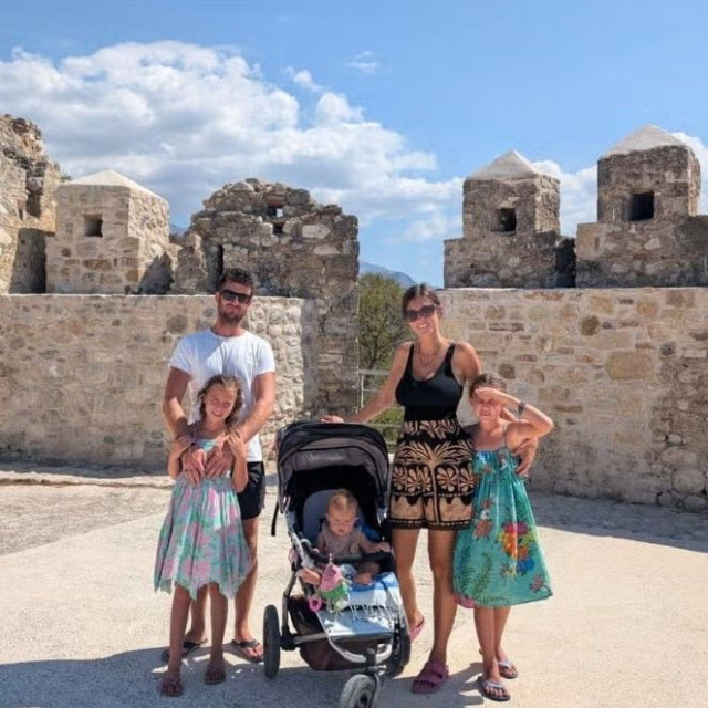 Απαρηγόρητη οικογένεια Βρετανών: Κάηκε το σπίτι που αγόρασαν στην Ελλάδα, μέρες πριν μετακομίσουν