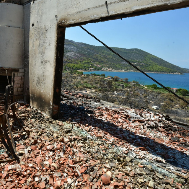 Στις πυρόπληκτες περιοχές της Δυτικής Αττικής η ΕΛΑΣ