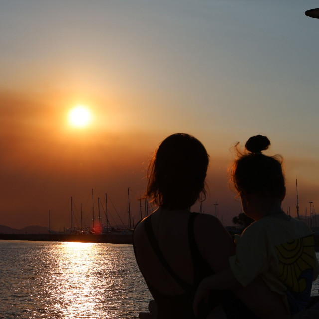 Πανελλήνιος Ιατρικός Σύλλογος: Επικίνδυνες για τα παιδιά οι παραλίες όπου η ατμόσφαιρα μυρίζει καπνό