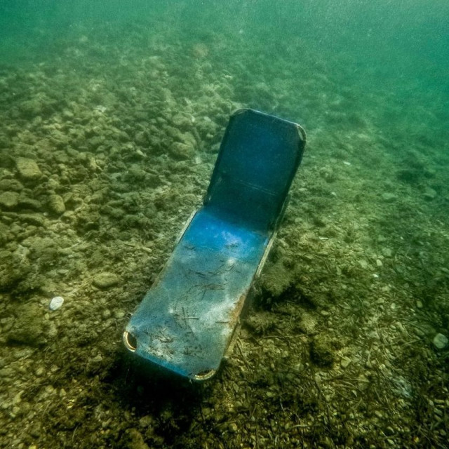 Κέρκυρα: Γεμάτος ξαπλώστρες, ομπρέλες και αντικείμενα ο βυθός στην παραλία Ημερολιά