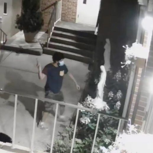 Βάνδαλος με σφυρί αποκεφαλίζει άγαλμα της Παναγίας έξω από εκκλησία - Τρίτη επίθεση φέτος