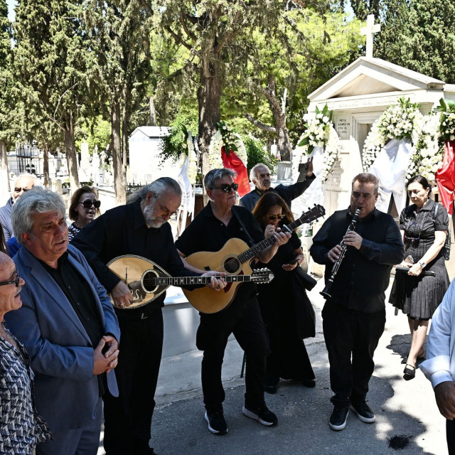 Με κιθάρες και κλαρίνα το τελευταίο «αντίο» στον Λάκη Χαλκιά